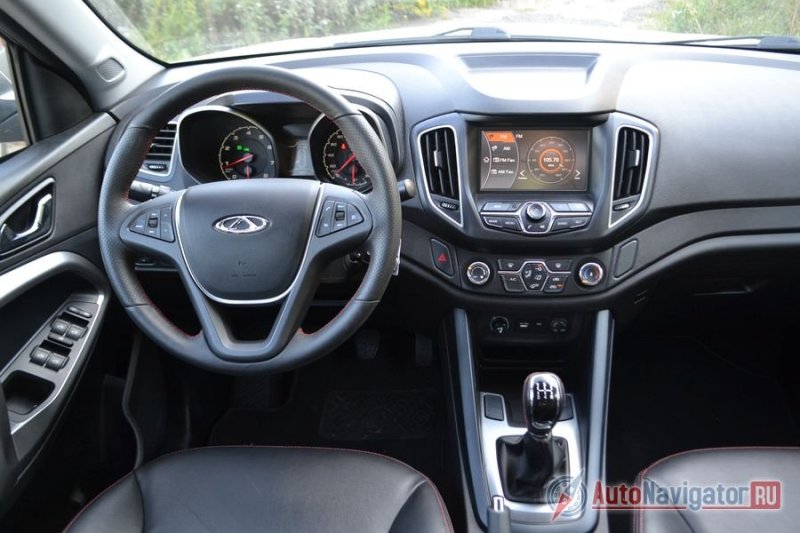 Интерьер очень приятный и эргономичный. Цветной экран большой, но толку от него немного. С отображением данных о радиостанции или проигрываемом треке справился бы и любой другой, а больше он ничего не умеет. Кстати, щели для дисков тут нет, к вашим услугам, Bluetooth, USB, SD-reader и AUX