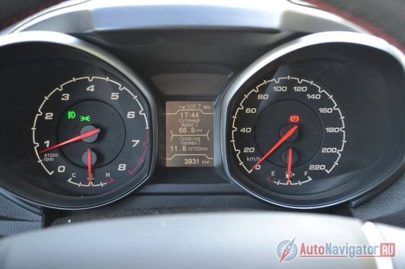 Комбинация приборов лаконична и хорошо читаема. Дисплей посередине тоже полностью справляется с возложенными на него функциями