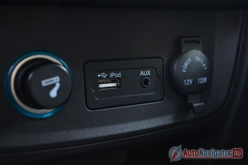 Отдельно прикуриватель и отдельно розетка – это плюс. А расположение USB и AUX очень удобно, сразу под разъемами большая ниша, куда можно положить плейер, телефон, смартфон, лишние провода, кабели и так далее