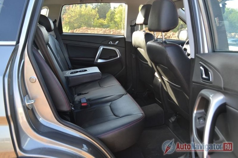 Места сзади много, но забираться неудобно. Как бы аккуратен ты ни был, штаны все равно испачкаются. Регулировка подголовников по высоте очень мала, а посередине его вообще нет