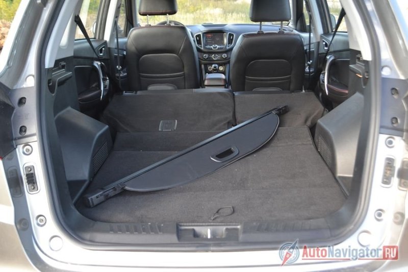 По объему багажник не рекордсмен, зато задние сиденья можно сложить и получить почти ровный пол. Жаль только, что лючка для длинномеров нет