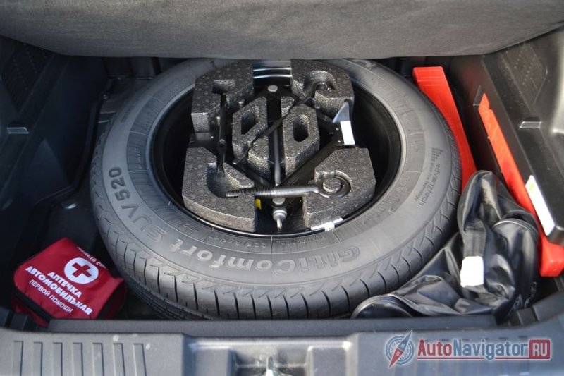 Под полом полноразмерная запаска, инструмент и аптечка, так что в самом багажнике ничего валяться не будет