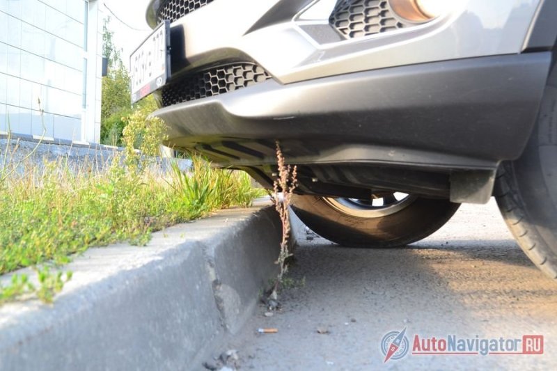 Клиренс всего 163 мм, но бампер задран намного выше, так что штурмовать бордюры любой высоты можно без риска для него, но лучше это все же делать не в лоб, а немного боком, чтобы не чиркнуть защитой