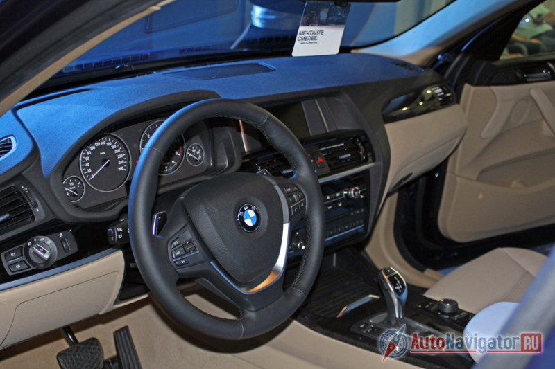 Салон нового BMW X4 на глаз не отличается от более практичной машины – «икс третьего»