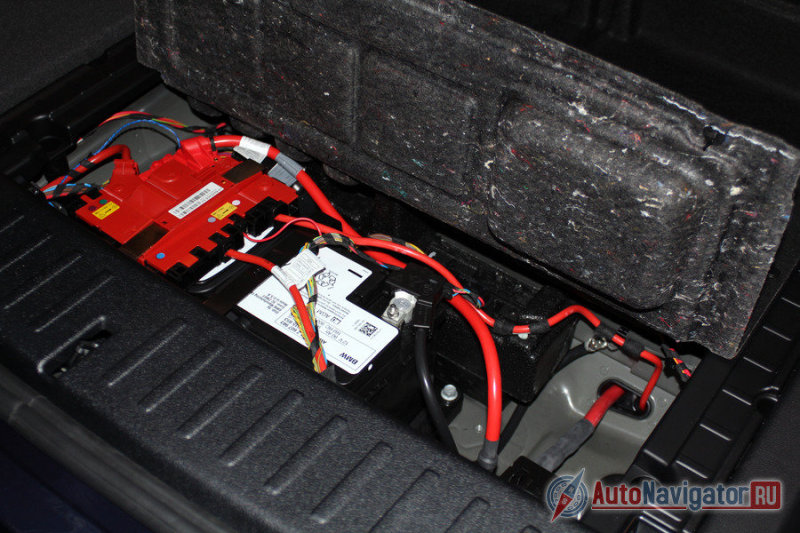 А ниже - аккумуляторы. Запаски у BMW нет