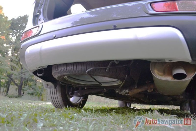 Запаска под днищем – это плюс к объему багажника и минус, если она понадобится на бездорожье