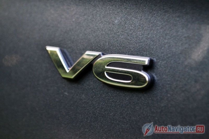 Эти маленькие шильдики на передних крыльях – все, что отличает V6 от обычных четырехцилиндровых братьев