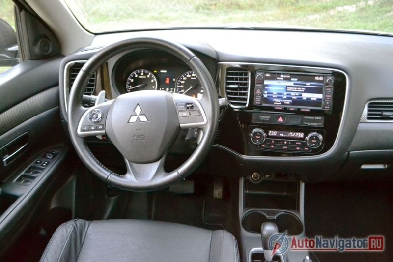 Мягкий пластик и ощущение, что все прикручено и подогнано, как следует, подтверждается реальным положением дел. Торпеда не издает ни звука, а вот в крыше в районе плафона освещения что-то погромыхивает