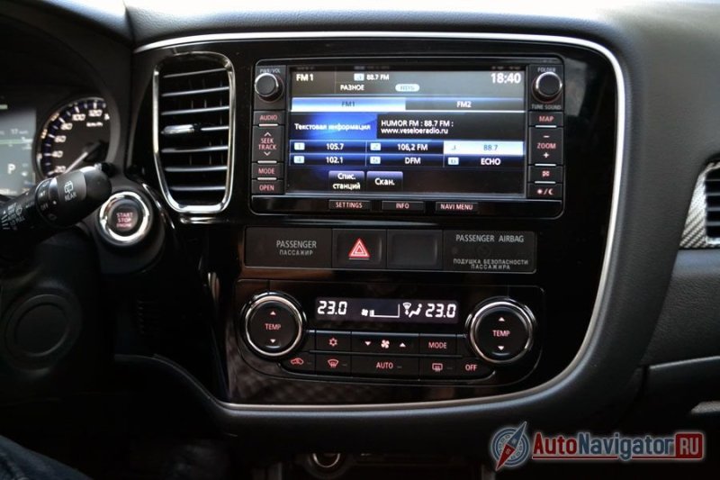 К меню мультимедийной системы и навигации нужно привыкать, не все гладко и интуитивно понятно. А графика похоже не менялась с 90-х годов. Быстродействие тоже не на высоте, но, как говорят врачи, все в пределах нормы