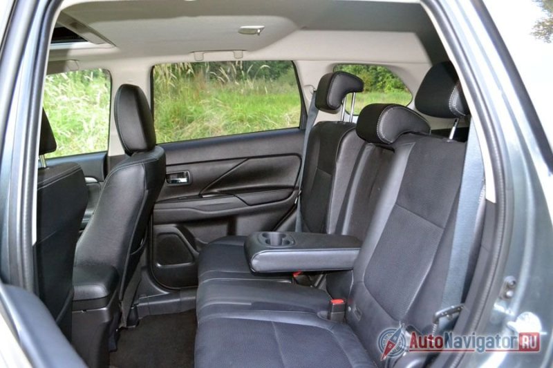 Спинки задних сидений совсем чуть-чуть регулируются по углу наклона. Лючка для длинномеров и индивидуальных дефлекторов для задних пассажиров нет