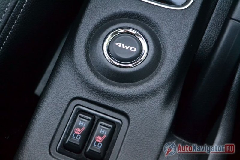 Волшебная кнопка 4WD переключает режимы между передним приводом, подключаемым полным и постоянным полным. В автоматической коробке передач, кстати, есть режим L, который не дает машине переключаться вверх, что позволяет ползти по бездорожью со скоростью черепахи