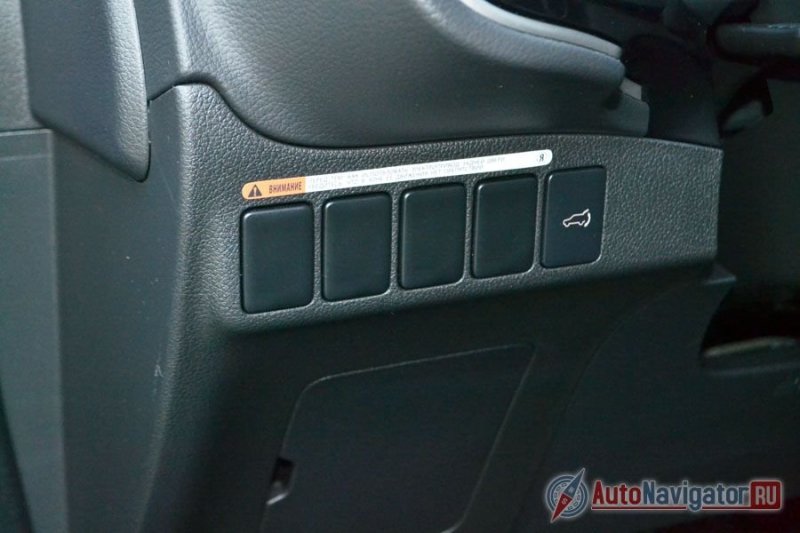 Напомню, что это максимальная комплектация, и никаких дополнительных опций заказать нельзя, так что эти заглушки будут у вас в любом случае, хоть в машине за миллион, хоть за полтора