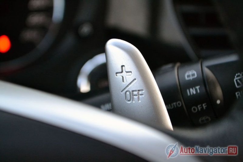 Переключать скорости можно подрулевыми лепестками. Один раз я ими воспользовался, но только для того, чтобы проверить работают ли они