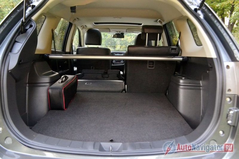 Сложив задние сиденья, получается абсолютно ровный пол