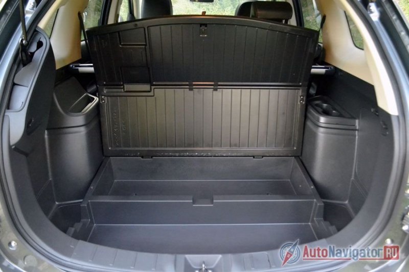 Под полом багажника, как бы это странно не звучало, еще один багажник. Очень удобный и вместительный органайзер, в котором можно хранить все, что угодно, хоть рыбу после рыбалки. Если присмотреться, то можно найти в багажнике еще два подстаканника