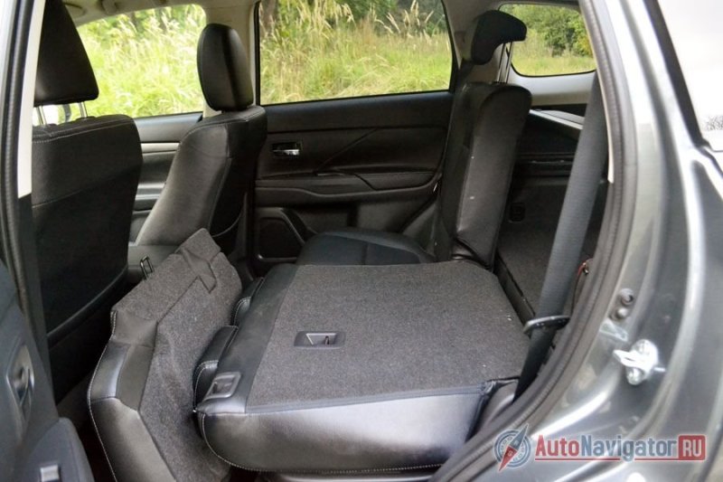 Чтобы сложить задние сиденья, недостаточно просто опустить спинки, предварительно нужно поднять сидушки, иначе пол багажника получится неровный