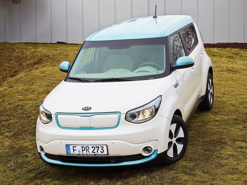 Несколько иная головная оптика, измененный бампер, окрашенные в бирюзовый цвет зеркала, крыша и другие элементы – отличительные черты KIA Soul EV