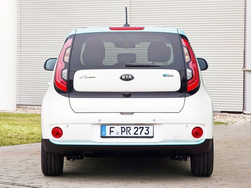 Корма получила иной внутренний рисунок фонарей, измененный бампер и красноречивый шильдик «eco electric» на пятой двери