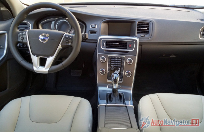 В салоне модели появилась новая панель приборов, которую ранее можно было увидеть только в компактном кроссовере V40 Cross Country