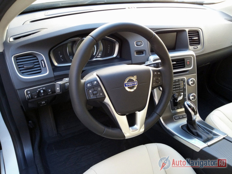 «Нутро» S60 отличается высококачественными материалами отделки, идеальной сборкой и отличной эргономикой