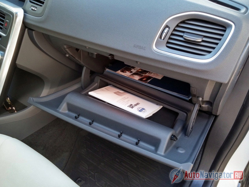 Перчаточный ящик маловат, зато он «двухэтажный»