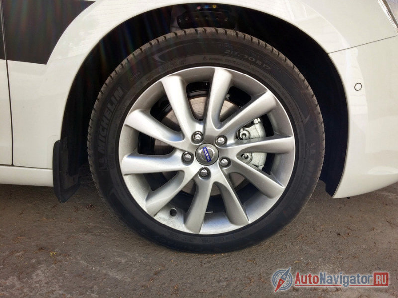 Шины размером 215/75, надетые на 17-дюймовые диски, неплохо справляются с российскими дорогами