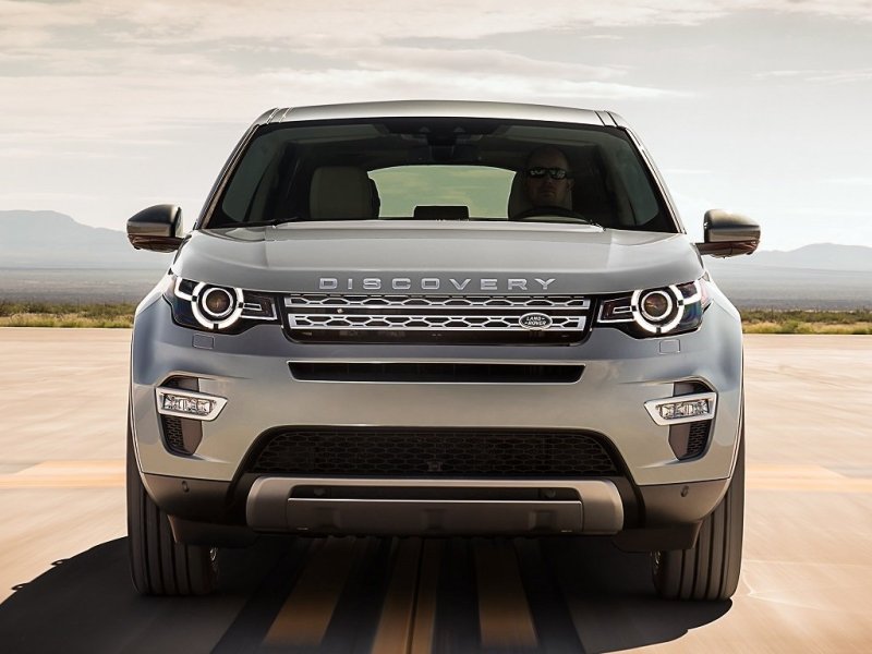 Носовая часть выглядит в некоторой мере агрессивно, а в некоторой - еще и футуристично