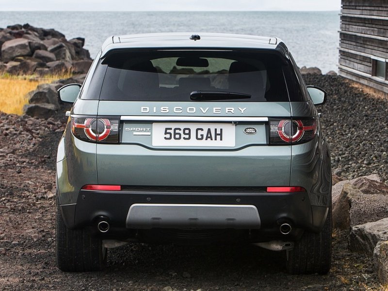 Искушенный глаз найдет в корме Land Rover Discovery Sport сходство с Aston Martin