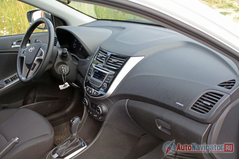 Панель отделана жесткой пластмассой, что в жизни заметно на глаз и еще больше - на ощупь