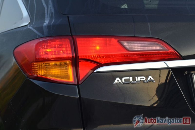 Фонари самые обыкновенные. Никаких светодиодов. Лампочки и покрашенное стекло. Даже на бюджетные машины смотреть сзади интереснее