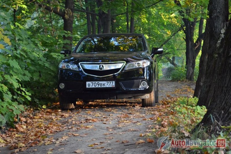 Спереди ксеноновые фары, но без светодиодов и ходовых огней, так что придется все время ездить с ближним светом