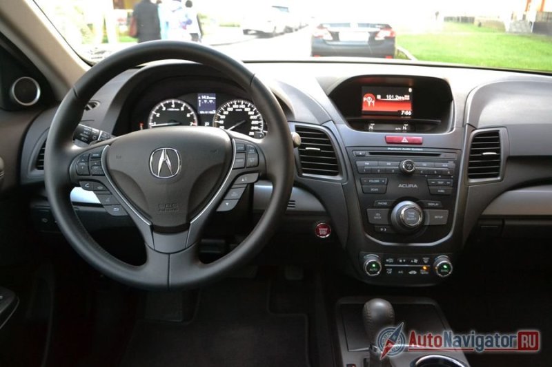 В салоне Honda и то интереснее и премиальнее. Кроме климат-контроля  и музыки нет совсем ничего