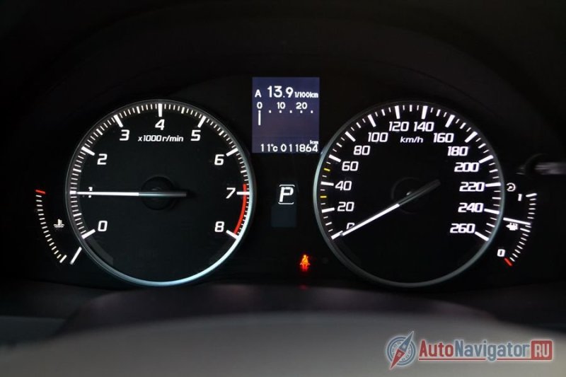 Приборы хорошо читаются, но уж очень простые и незамысловатые для машины за 2,2 миллиона рублей