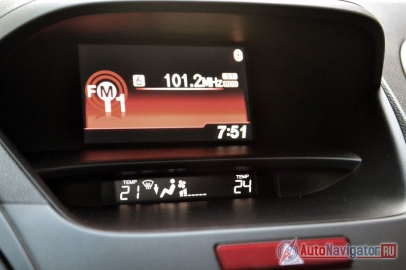 Маленький цветной экранчик пятнадцатилетней давности – это вся мультимедиа RDX. Чуть ниже - узенькая монохромная полосочка, показывающая режим работы климат-контроля. Все, больше ничего нет.