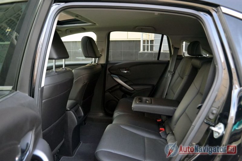 Сзади удобно, но никаких удобств кроме подлокотника и подстаканников для задних пассажиров нет