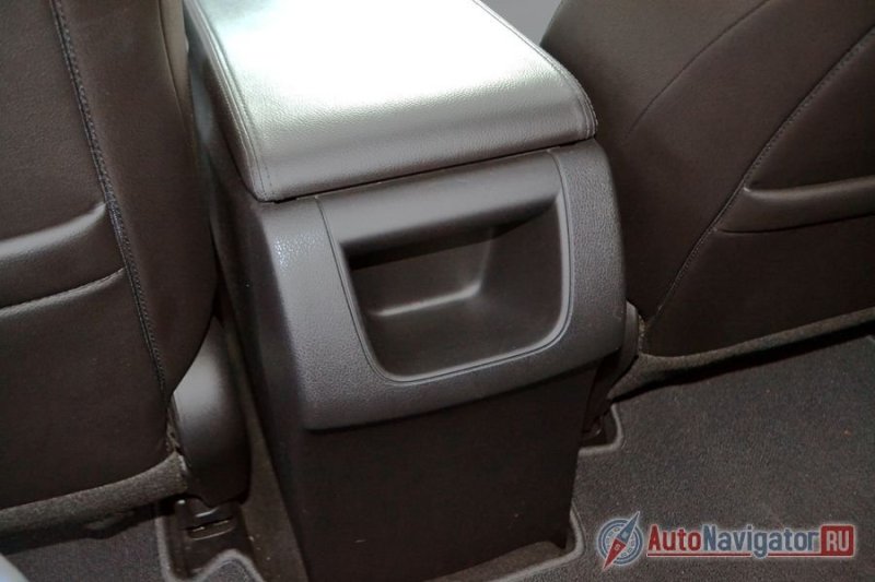 Вместо индивидуальных дефлекторов, небольшая выемка, в которую даже телефон не помещается