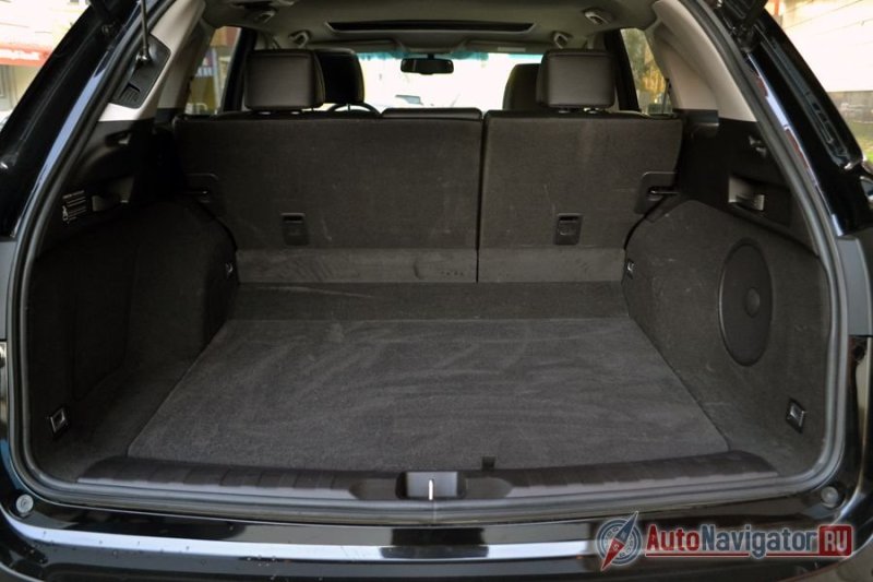 Багажник большой и правильной формы, а часть его объема занимает сабвуфер. Задняя дверь с электроприводом, но если подходишь и нажимаешь на кнопку открытия багажника снаружи, то придется открывать самому