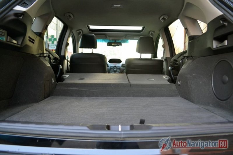 Если сложить спинки задних сидений, то ровный пол не получится, хотя на тех же «Хондах» такой проблемы нет