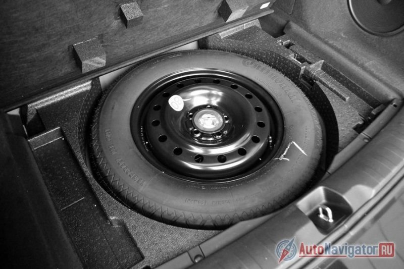 Под полом есть запаска, благодаря которой не нужно использовать шины Run Flat с низким профилем и чрезвычайно жесткими боковинами. Диск, правда, штампованный