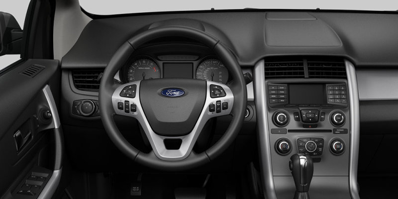 Передняя панель выглядит довольно стильно, но отсутствие крупного дисплея мультимедийной системы ее не красит