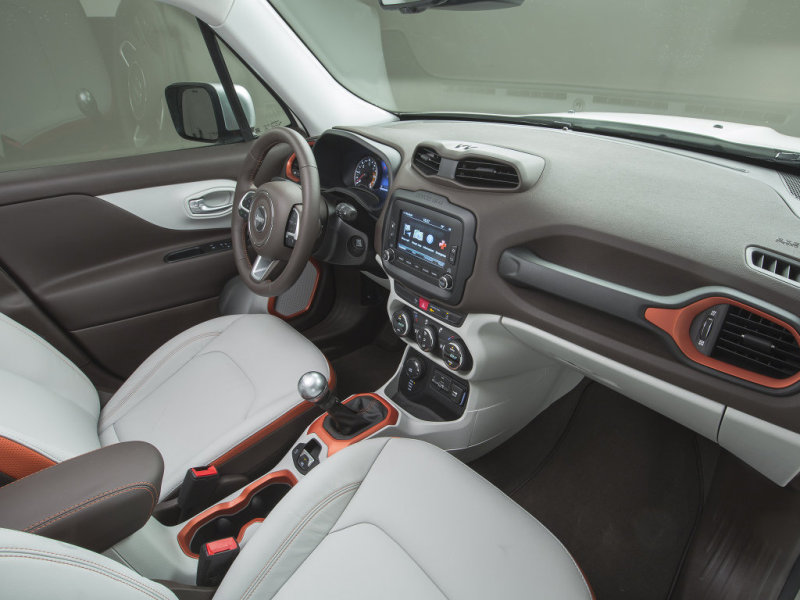 Дополнительный стиль салону придают контрастные вставки на креслах, дверях, дефлекторах и даже на центральном тоннеле