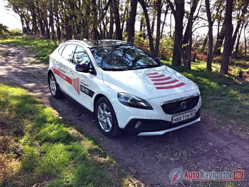 Смотря на «шведа» понимаешь, что он просто создан для того, чтобы своим дизайном поднимать настроение водителю и людям, находящимся рядом с машиной