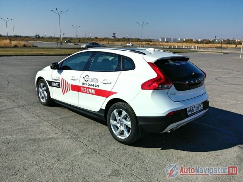 Volvo V40 Cross Country – очень красивый и относительно небольшой хэтчбек (4370х2041х1458 мм) с пластиковым внедорожным обвесом