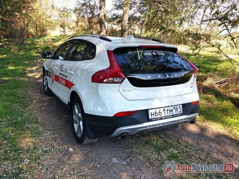 Автомобиль может похвастаться оригинальным оформлением передней части кузова, эффектной светотехникой, стеклянной крышей (опция) и неповторимым «ломаным» «задком» (большое по площади изогнутое стекло, крупные и гнутые светоблоки, бампер атлетичной формы)