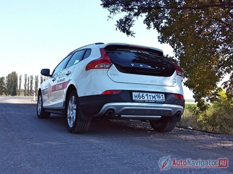 Получается, что если в кошельке есть деньги, нравится дизайн Volvo, ценишь качественные вещи, хочешь купить оригинальную и юркую машину с мощным мотором и полным приводом, который может выручить на мокром или скользком асфальте, V40 Cross Country – идеальный выбор