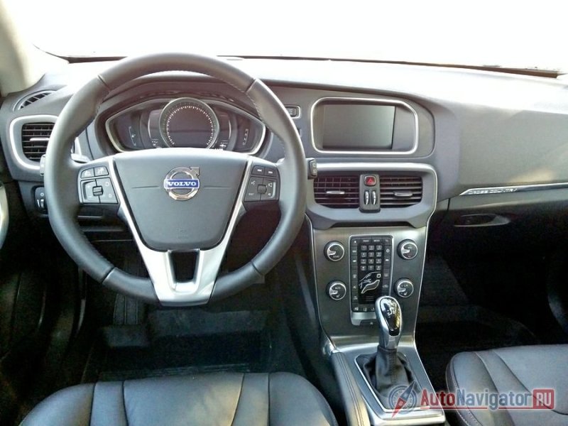 Фронтальную панель можно похвалить за эргономичность