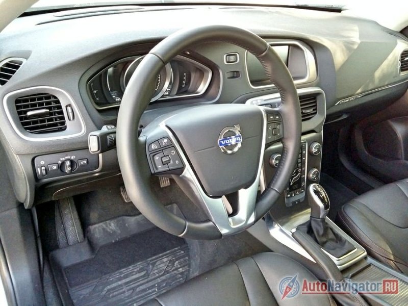 Шершавый мягкий пластик, отделка некоторых плоскостей «под алюминий», электронная панель приборов с изменяемыми темами, классный руль с кнопками, мощная климатическая система, система запуска мотора без ключа, качественная акустика – что еще нужно человеку, идущему по жизни легко и проводящему много времени в машине?