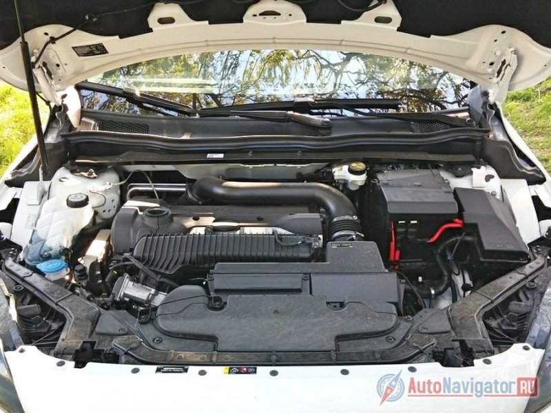 Классическая «вольвовская» 2-литровая турбированная «пятерка» (с функцией «старт/стоп») мощностью 180 л.с.