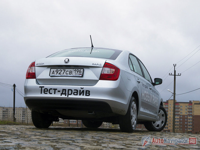 Если перед модели напоминает старшего собрата по модельному ряду, то задняя часть весьма оригинальна