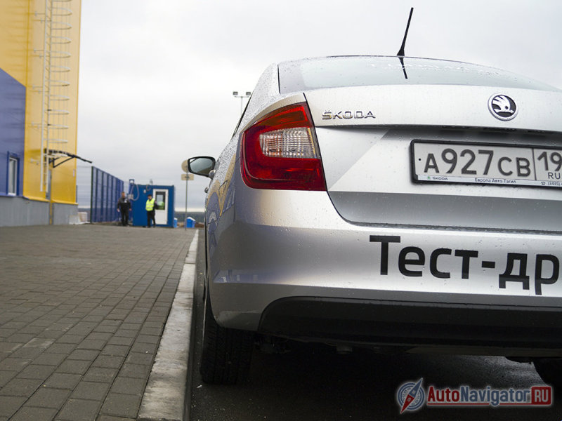 О родственных связях с собратьями по концерну тут напомнят лишь фамильные «скобки» фонарей